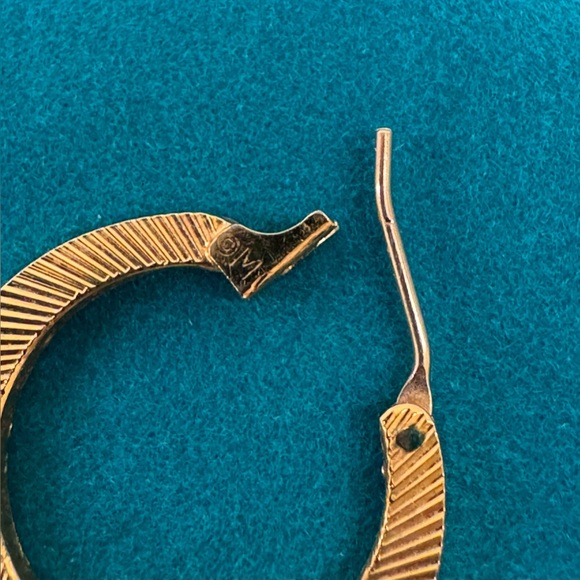 MONET Gold-tone Small-Medium Hoop Earrings pierced w/sunburst texture - Picture 4 of 6